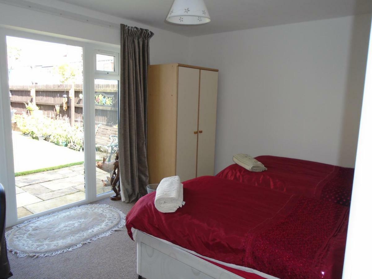 Tea In Liverpool - Private - Quiet - Ground Floor - En-Suite - Walk-In-Shower Екстер'єр фото